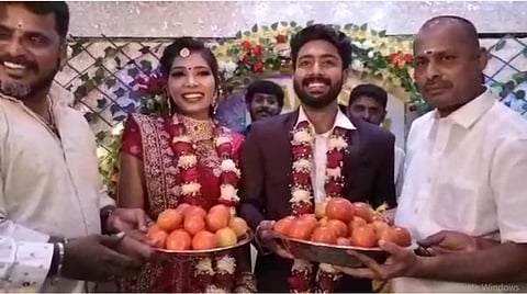 தக்காளியை பரிசாக வழங்கி மணமக்களை ஆச்சர்யபடுத்திய விஜய் மக்கள் இயக்கத்தினர்...