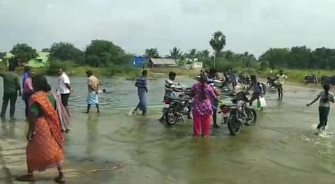 ஏரியின் கடையை உடைப்போம்... நில ஆக்கிரமிப்பாளர்கள் மிரட்டல்.... எடப்பாடி அருகே பரபரப்பு...