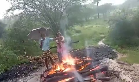 கொட்டும் மழையில் எரியும் பிணங்கள்... தகனமேடை இல்லாததால் அவலம்...