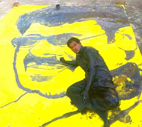 தூரிகை பயன்படுத்தாமல் தன் உடலையே தூரிகையாக்கி..! உதயநிதி ஸ்டாலின் உருவத்தை வரைந்து ஆசிரியர் சாதனை...!