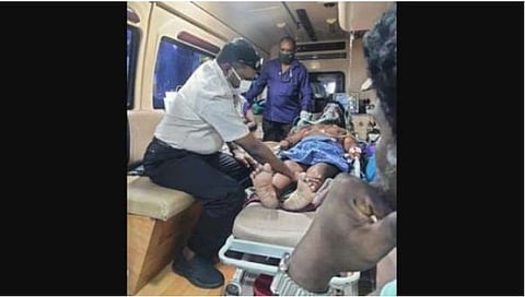 தொண்டனின் காலை பிடித்து கண்கலங்கிய திருமாவளவன்..!