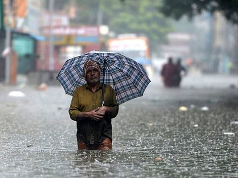 2-வது நாளாக வெளுத்து வாங்கும் கனமழை... மழைநீரில் தத்தளிக்கும் சென்னைவாசிகள்...