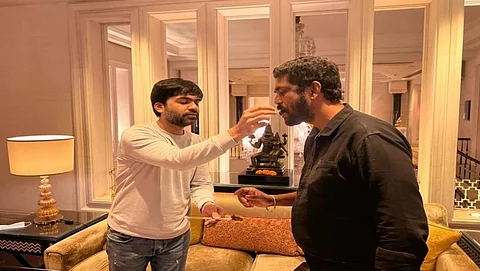 சுரேஷ் காமாட்சியுடன் கேக் வெட்டி மாநாடு வெற்றியை கொண்டாடிய சிம்பு: இணையத்தில் வைரலாகும் புகைப்படம்...