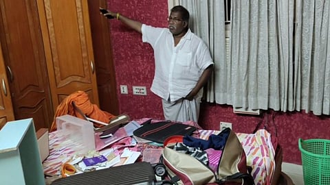 நகைக்கடை உரிமையாளர்  கழுத்தில் கத்தி வைத்து மிரட்டல்... 105 சவரன் நகைகளுடன் காரையும் கொள்ளையடித்த மர்ம நபர்கள்...