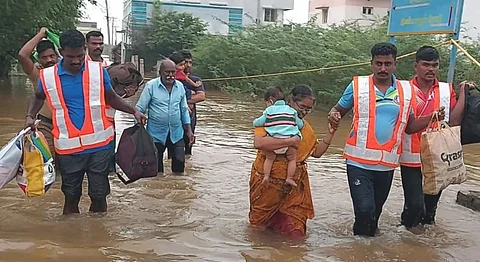 வெள்ளநீர் சூழ்ந்ததால் வீட்டில் சிக்கிய குடும்பம்... பாதுகாப்பாக மீட்டு வந்த காவல்துறையினர்...
