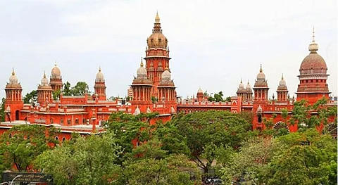 தத்து கொடுக்கப்பட்ட சிறுமியை திரும்ப கேட்டு பெற்ற தாய் வழக்கு...வளர்ப்பு தாயிடமே சிறுமியை ஒப்படைக்க உயர்நீதிமன்றம் உத்தரவு...!