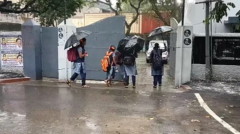 தாமதமாக அறிவிக்கப்படும் பள்ளி விடுமுறை... மழையால் பாதிக்கும் பள்ளி மாணவர்கள்...