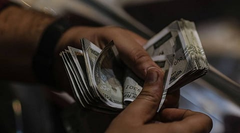 வங்கியில் திடீரென ஒலித்த எச்சரிக்கை அலாரம்.! நள்ளிரவில் நடந்த அதிர்ச்சி சம்பவம்..!