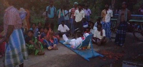 பிணத்துடன் சாலையில் அமர்ந்து பொதுமக்கள்... சுடுகாடு வசதி கேட்டு போராட்டம்...