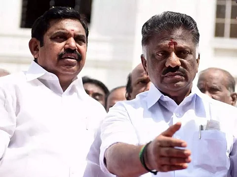 லீக்காகும் கட்சி சண்டை சீக்ரேட்ஸ்: கூட்டத்திற்கு செல்போன் எடுத்து வர தடை விதித்த அதிமுக தலைமை ?...