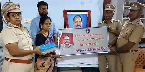 படுகொலை செய்யப்பட்ட காவல் அதிகாரி குடும்பத்திற்கு ரூ.5.50லட்சம் வழங்கிய காவலர்கள்..!