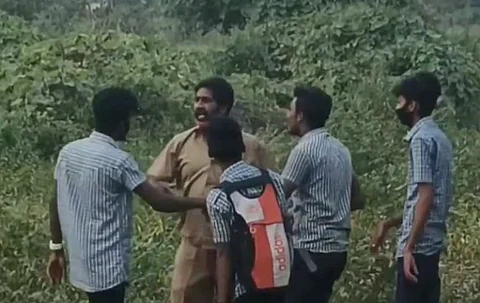 பஸ்ஸின் மேல் ஏறி பயணம் செய்த பள்ளி மாணவர்கள்... தட்டிக்கேட்ட டிரைவரிடம் ஆபாச பேச்சு...