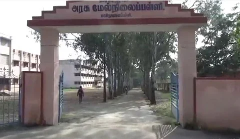 அரசுப்பள்ளி ஆசிரியையை கன்னத்தில் அறைந்து கீழே தள்ளிவிட்ட பள்ளி மாணவன்....நடவடிக்கை எடுக்க கோரிக்கை...!
