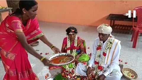 35 வருடங்கள் காத்திருந்து காதலியை கரம்பிடித்த முதியவர்....!