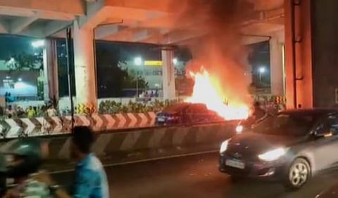 சாலை சென்ற கார் திடீரென தீப்பற்றி எரிந்ததால் பரபரப்பு...!!