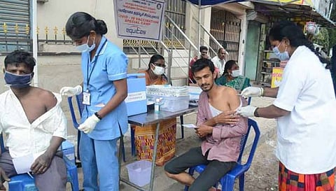 அலட்சியம் வேண்டாம் மக்களே... ஆபத்திலிருந்து தப்பிக்க தடுப்பூசி போடுங்க...