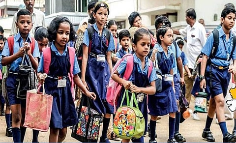 1 முதல் 8 ஆம் வகுப்பு வரை பள்ளிகள் அரை நாள்தான்... கல்வித்துறை அமைச்சர் அறிவிப்பு...