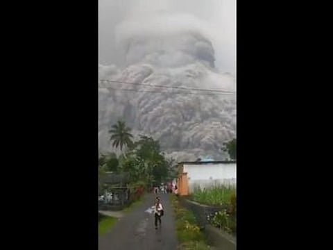 வெடித்து சிதறிய எரிமலை..! 5கி.மீ தடை செய்யப்பட்ட பகுதியாக அறிவிப்பு..!