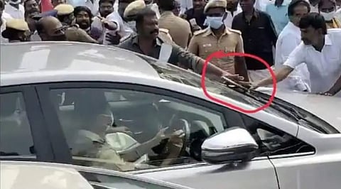 எடப்பாடி பழனிசாமி காரை மறித்து செருப்பை வீசிய அமமுகவினர்! மெரினாவில் நடந்த சம்பவம்...