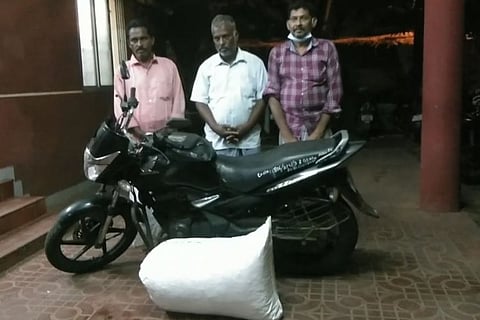 டூவீலரில் கஞ்சா கடத்திய 3 பேர் கைது... 21 கிலோ கஞ்சா பறிமுதல்..