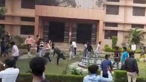 பள்ளி மாணவர்கள் மதமாற்றம் செய்யப்பட்டார்களா..? தனியார் பள்ளி மீது கல்வீசி தாக்குதல்...