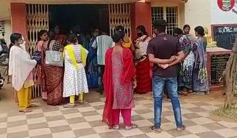 பென்சில் விற்பதாக சென்று பள்ளி மாணவிகளிடம் லீலை... சேட்டையை கண்டு வேட்டையாடிய பொதுமக்கள்...