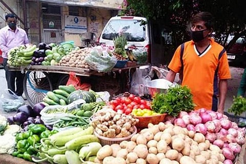 கிலோ 100 ரூபாய்க்கு விற்கப்படும் தக்காளி... கட்டுக்குள் வராத காய்கறிகள் விலை...