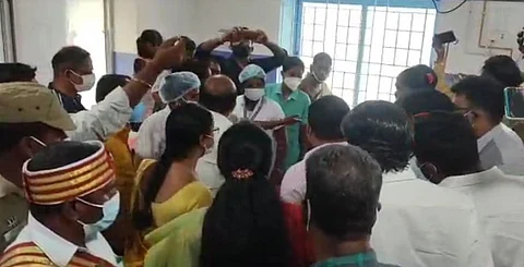 பல்லி விழுந்த உணவை சாப்பிட்ட 5 குழந்தைகள் மருத்துவமனையில் அனுமதி....