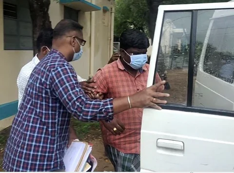 லஞ்சம் வாங்கிய உதவி மின்பொறியாளர்....கையும் களவுமாக பிடித்த லஞ்ச ஒழிப்பு போலீசார்..!!