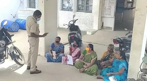 சம்பள பாக்கி கேட்டு தர்ணா போராட்டம்... ஒப்பந்த ஊழியர்களை ஆபாசமாக திட்டிய ஆய்வாளர்...