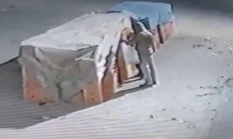 காக்கி உடையில் தக்காளி திருட்டு...வெளியான சிசிடிவி காட்சிகள்.....!!
