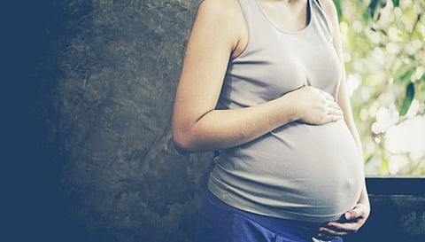 திருமணத்திற்கு முன்னர் கர்ப்பமடைந்த கல்லூரி மாணவி... 8 மாதமாக பெற்றோரிடமே மறைத்த அதிர்ச்சி... தற்கொலை முயற்சியில் குழந்தை பலி...