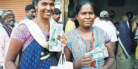 பொங்கல் பரிசாக வெளியாகிறது குடும்பத் தலைவிகளுக்கு மாதம் ஆயிரம் ரூபாய் வழங்கும் திட்டம்?..