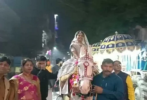 வழக்கத்தை மாற்றியமைத்த மணமகள்...குதிரையில் சென்று இறங்கிய அசத்தல் வீடியோ...!