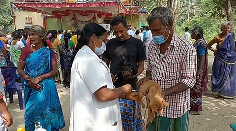 தேசிய கீதத்தை அவமதித்த கால்நடை மருத்துவர்... இதுகூட தெரியாதவர் டாக்டரா? முணுமுணுத்த பொதுமக்கள்