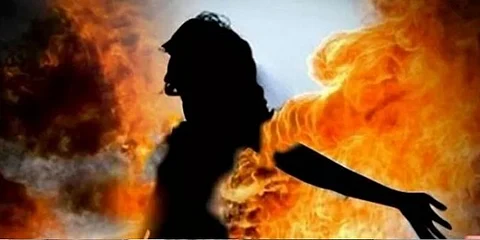 காரியம் முடிந்ததும் கழற்றி விட்ட கள்ளக்காதலன்... விரக்தியில் நடுரோட்டில் தற்கொலை செய்த பெண்...