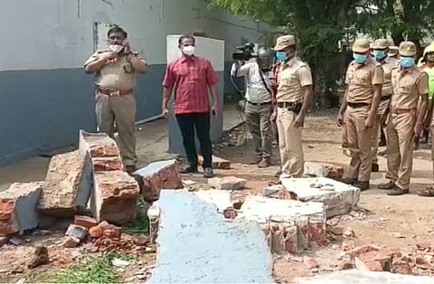பள்ளி கட்டிடம் விழுந்து 3 மாணவர்கள் உயிரிழப்பு... பள்ளி நிர்வாகத்தினர் 3 பேர் கைது....