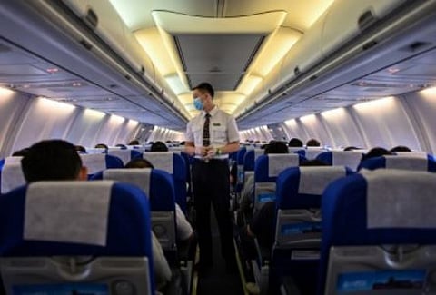 விமானத்தில் பயணி ஒருவர் செய்யும் வினோத செயல்!