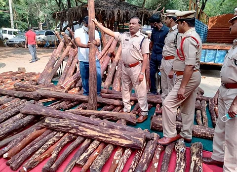 சரக்கு வேனில் கடத்தப்பட்ட ரூ.1.5 கோடி மதிப்புள்ள செம்மரக்கட்டைகள் பறிமுதல்...!!