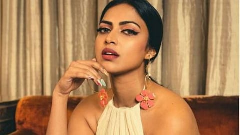 நோஸ்பின் அணிந்து இணையத்தில் வைரலாகும் அமலாபால்!!