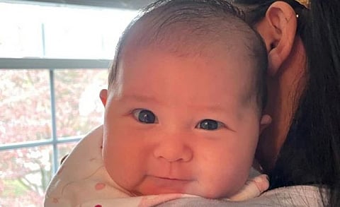 உலகின் முதல் டெஸ்லா குழந்தை!!....காரில் பிரசவம் பார்த்த கணவர்!!