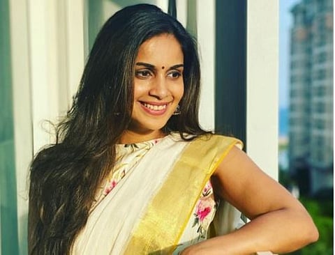 பணம் இருக்குனு பவுசு காட்டி பல்பு வாங்கிய பிரபலம்...!!!