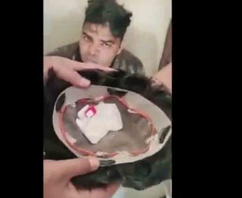 தலையில் விக் வைத்து மாட்டிகொண்ட நபர்....