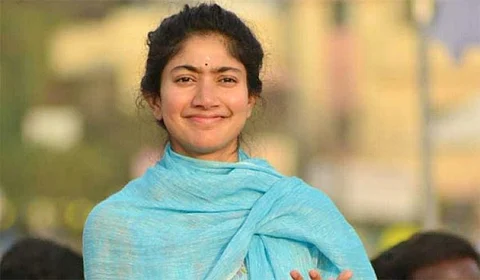 ரசிகர்களின் செயலால் மேடையிலேயே கண்ணீர் வடித்த சாய் பல்லவி...!!!