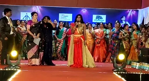 உலக புடவைகள் தினத்தை கொண்டாடிய ஏர்போர்ட்!! Saree-யில் Ramp Walk செய்து அசத்திய பெண்கள்...