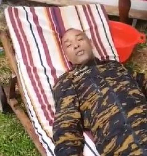 கடலில் 12 மணி நேரம் நீந்தி உயிர் பிழைத்த அமைச்சர்..