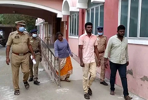 ஆட்டுக்கறிக் கடைக்கு இடைஞ்சல்... பக்கத்து வீட்டு பசுமாடுகளை வெட்டிக் கொன்ற குடும்பம்...