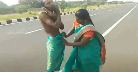 ஒட்டு துணி இல்லாமல் சாலையில் சுற்றி திரிந்த மனநலம் பாதித்தவரின் மானம் காத்த பெண்.!!