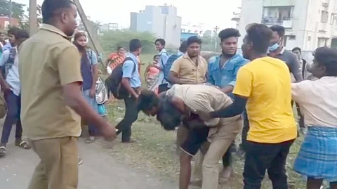 நடுரோட்டில் வண்டியை நிறுத்திய போதை ஆசாமி... தட்டிக் கேட்ட அரசு பஸ் டிரைவக்கு அடி, உதை...
