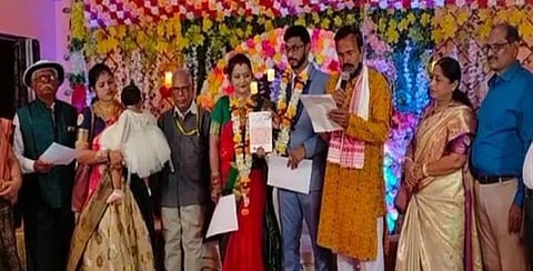 மணமேடையில் உடல் உறுப்பு தானம் செய்த மணமக்கள் : அரசியலமைப்பு சட்டத்தின் மீது உறுதிமொழி எடுத்த விருந்தினர்கள்...